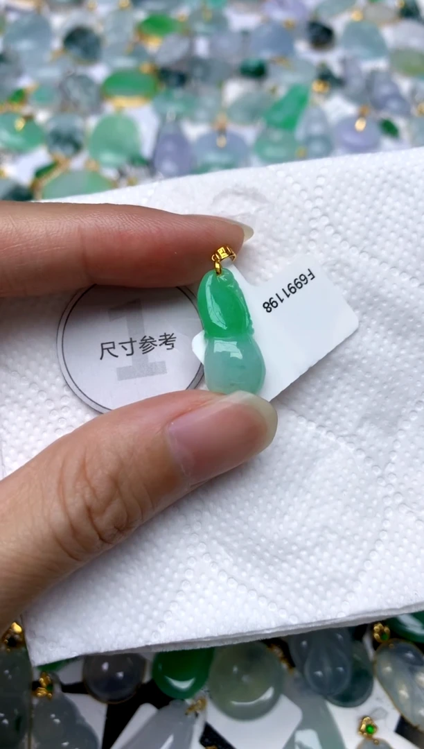 颈饰18K金镶嵌翡翠天然A货翡翠