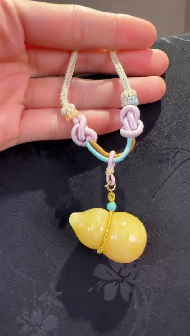 蜜蜡颈饰18K金镶嵌葫芦吊坠