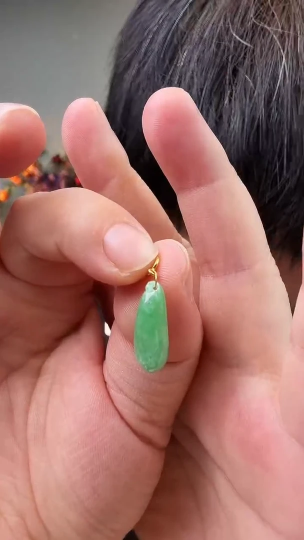 颈饰18K金镶嵌翡翠吊坠