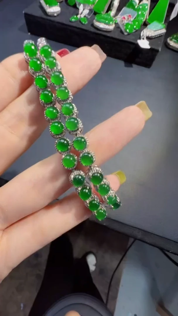 定制翡翠未镶嵌翡翠A货有轻微色差属于正常现象，手链多样性发货1