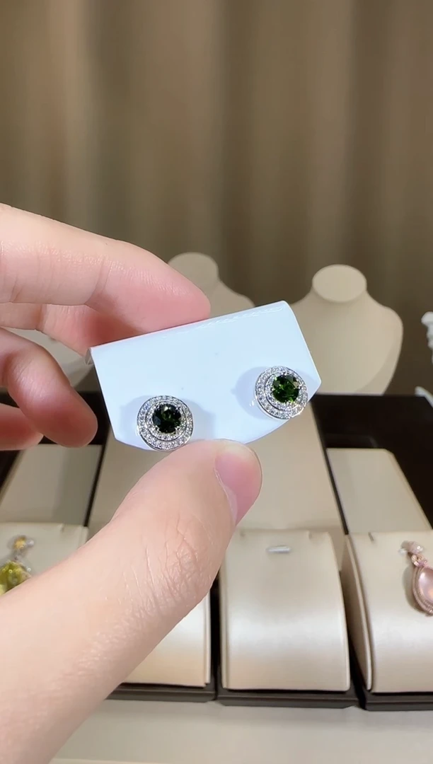 【闪购商品】透辉石耳钉银S925镶嵌10mm简约