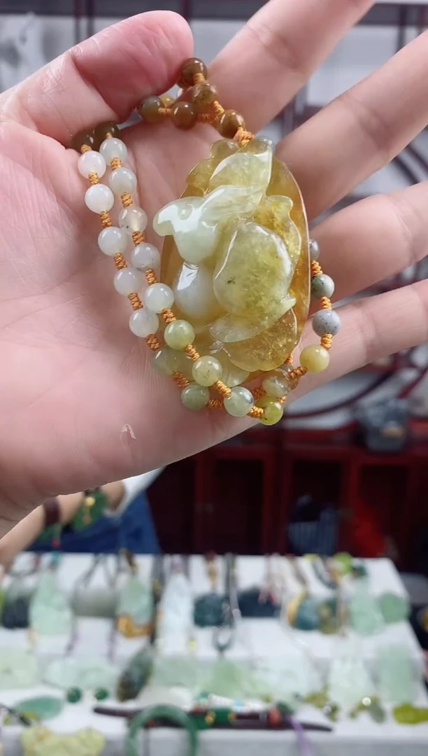 未镶嵌岫玉颈饰1