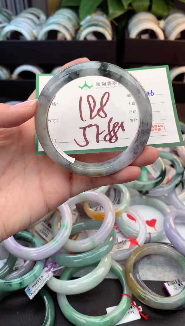 未镶嵌定制翡翠毛货需精细抛光+多人