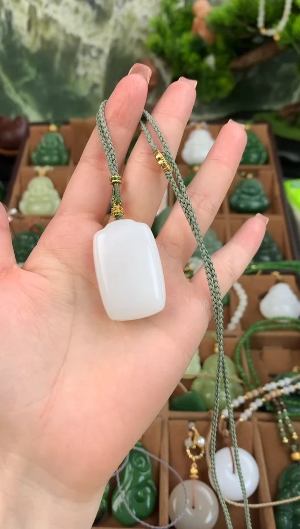 颈饰未镶嵌和田玉吊坠