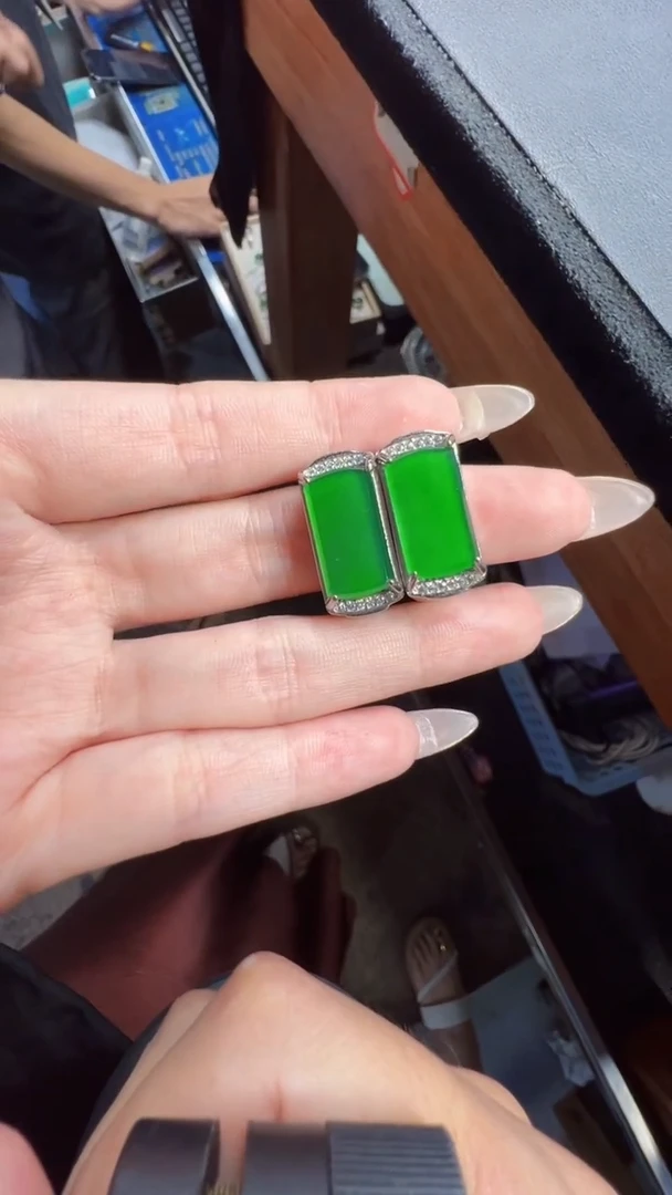 未镶嵌定制翡翠翡翠A货有轻微色差属于正常现象，戒指多样性发货1