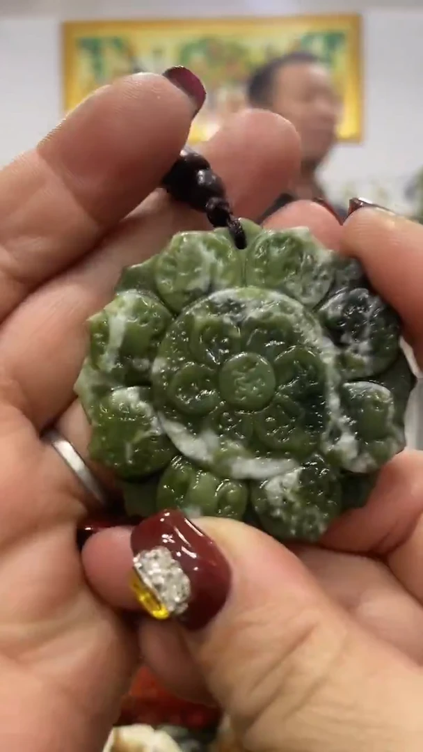 未镶嵌蛇纹石玉吊坠