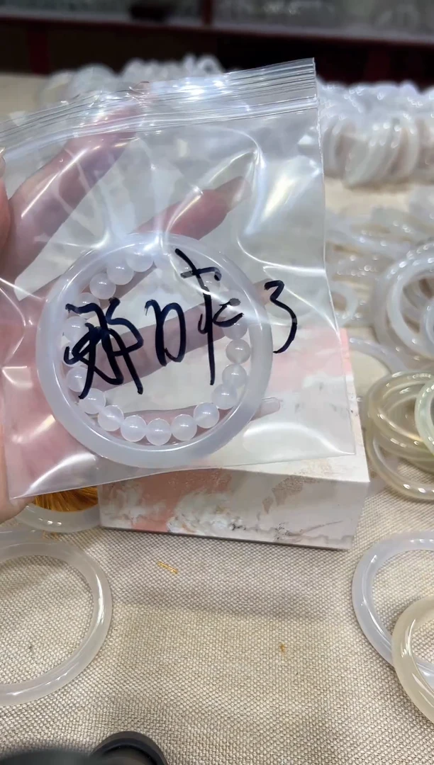 【闪购商品】玛瑙/玉髓手镯未镶嵌玛瑙手镯高冰透玉石手镯