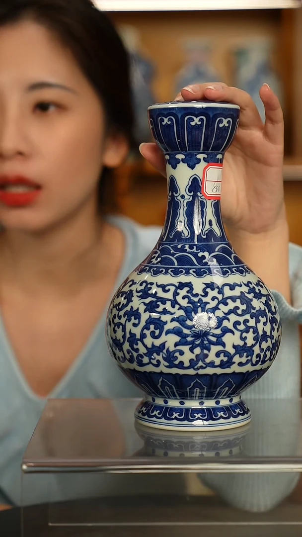 仿清瓷青花缠枝花卉莲蓬瓶