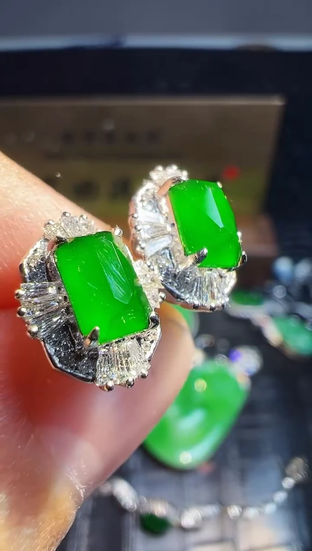 【闪购商品】翡翠耳饰18K金镶嵌翡翠回流