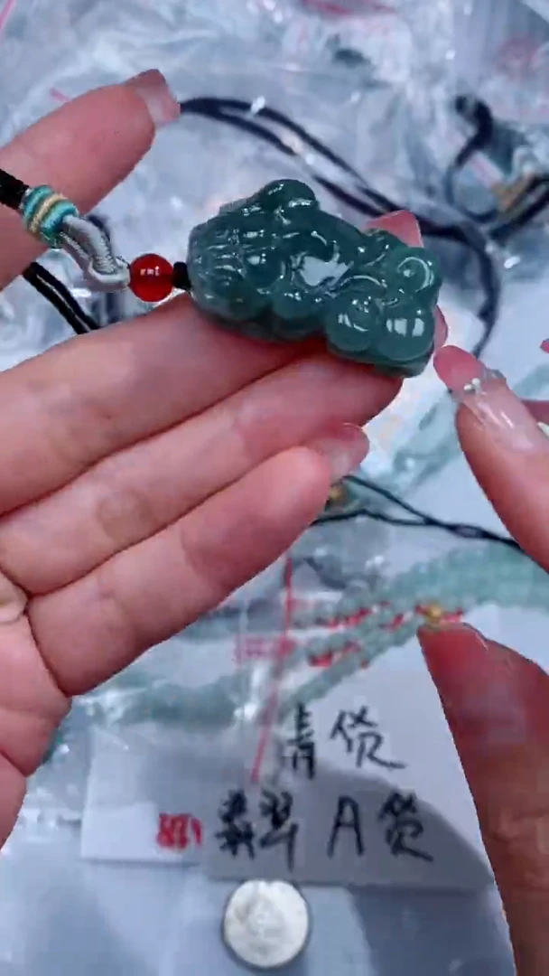 翡翠未镶嵌颈饰吊坠