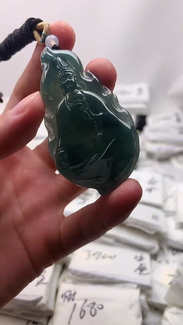 翡翠未镶嵌颈饰观音