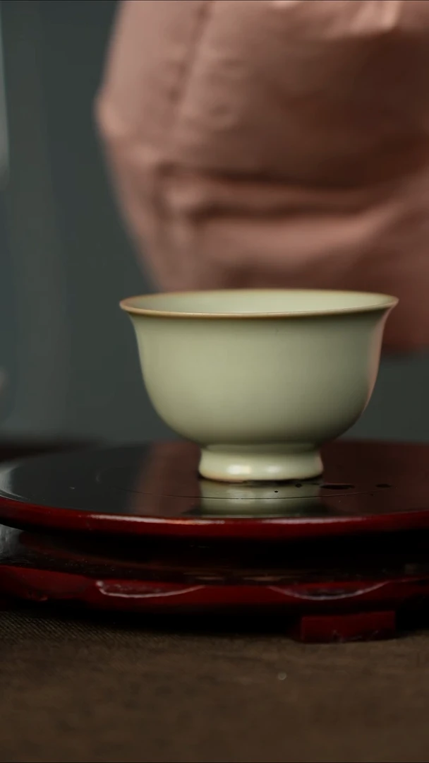 全品 粉青 压手杯 带底款