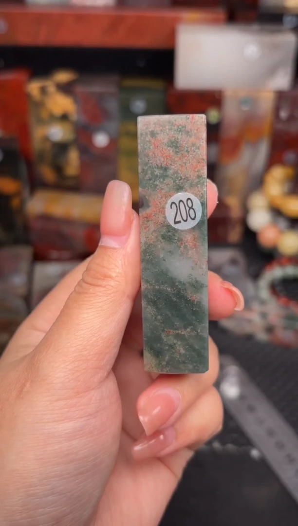 玉桂林鸡血玉摆件 编号：208