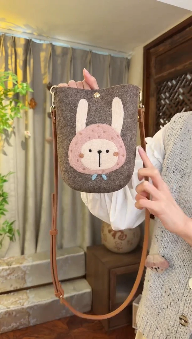 羊毛非遗羊毛毡包 手机包兔子