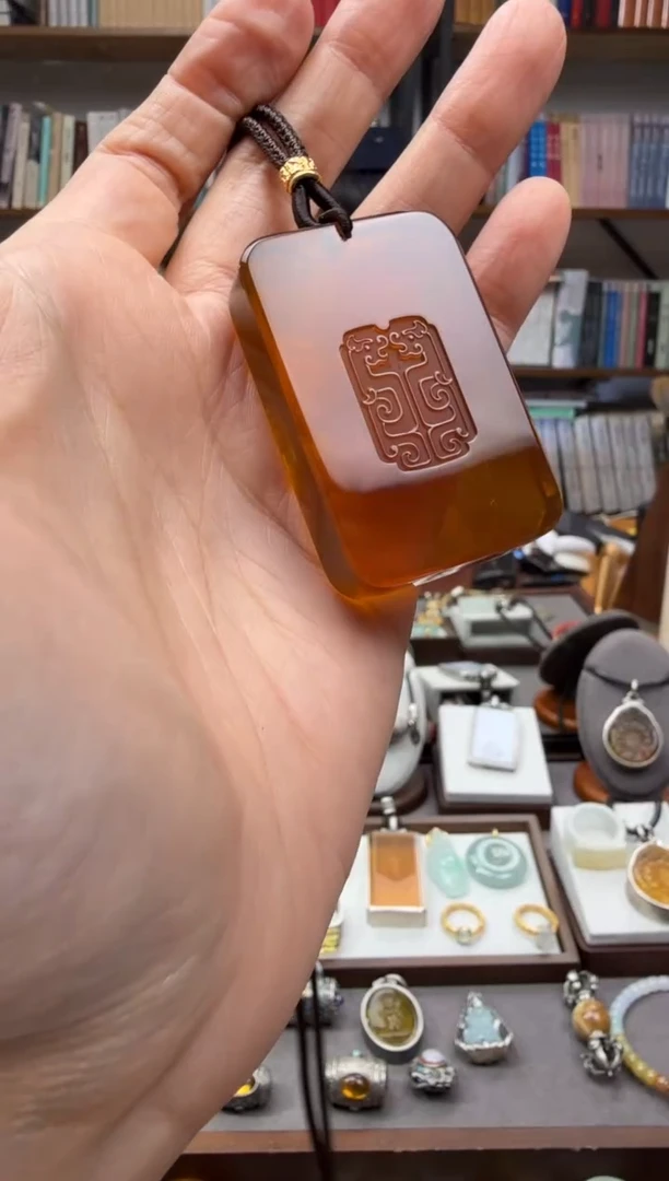 琥珀颈饰未镶嵌双龙护主吊坠