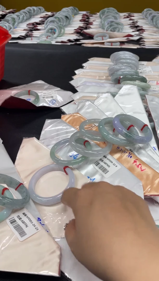 翡翠手镯未镶嵌翡翠手镯