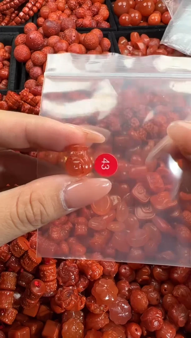 南红玛瑙未镶嵌颈饰1