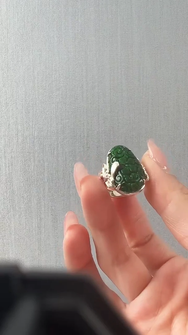 颈饰未镶嵌翡翠戒指