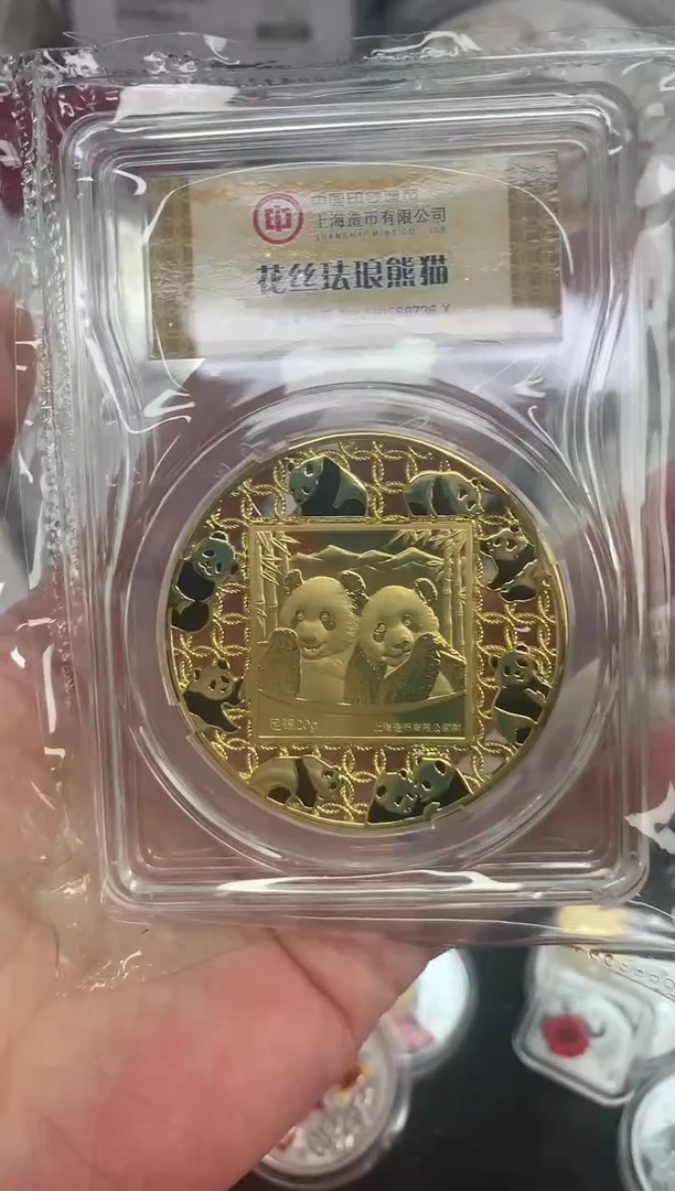 纯银珐琅彩熊猫纪念章