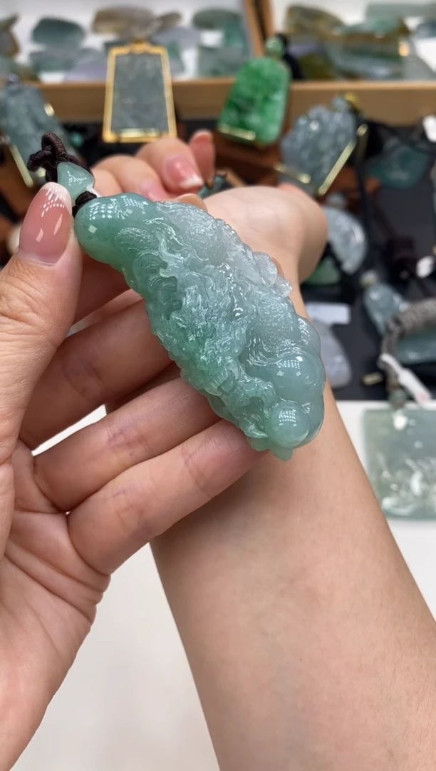 颈饰未镶嵌翡翠龙牌