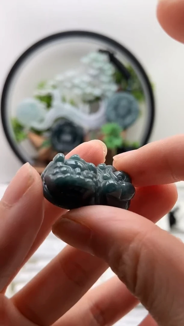 翡翠未镶嵌颈饰貔貅