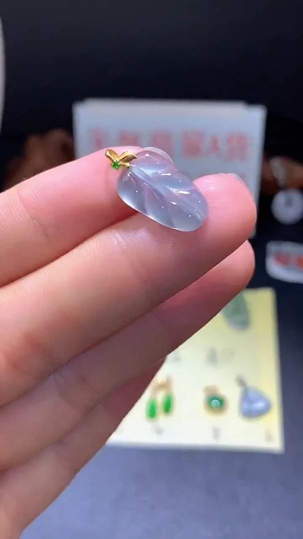 翡翠18K金镶嵌颈饰翡翠吊坠