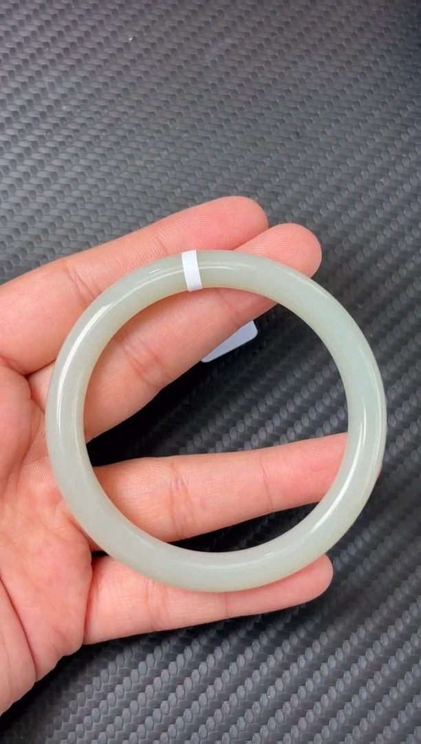 未镶嵌手镯和田玉且末微色差近矿56