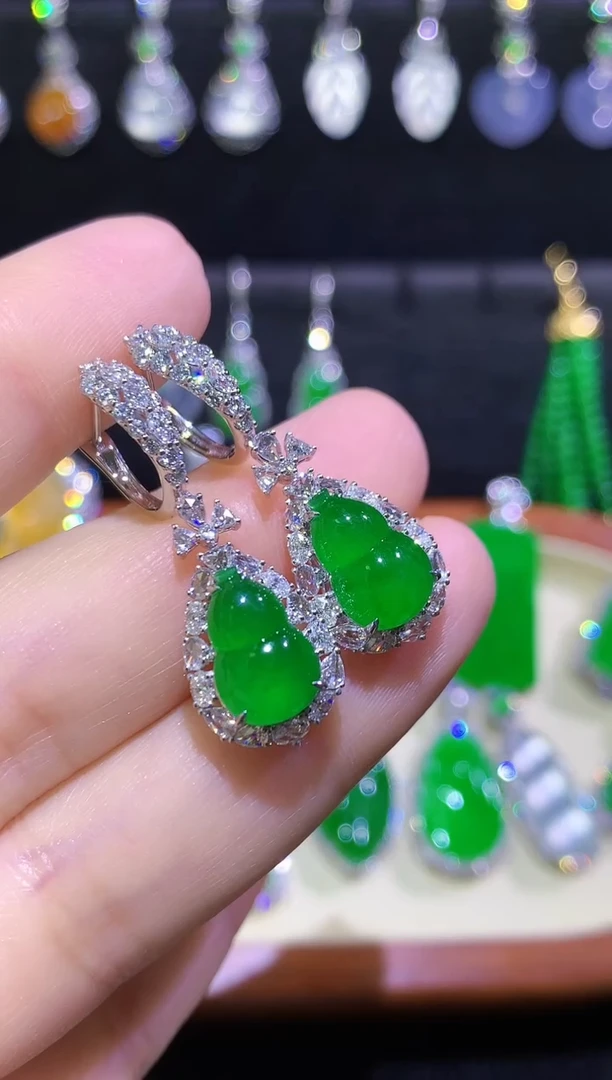 颈饰18K金镶嵌翡翠高冰满绿阳绿葫芦耳坠