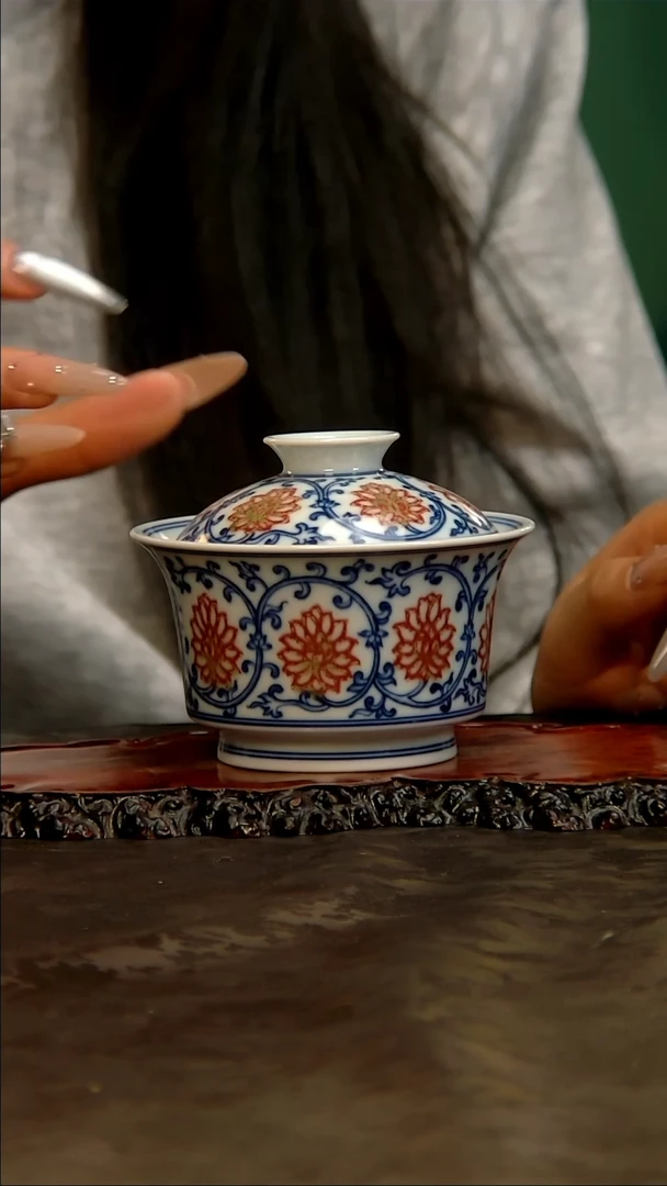 【闪购商品】青花手绘缠枝莲釉里红盖碗