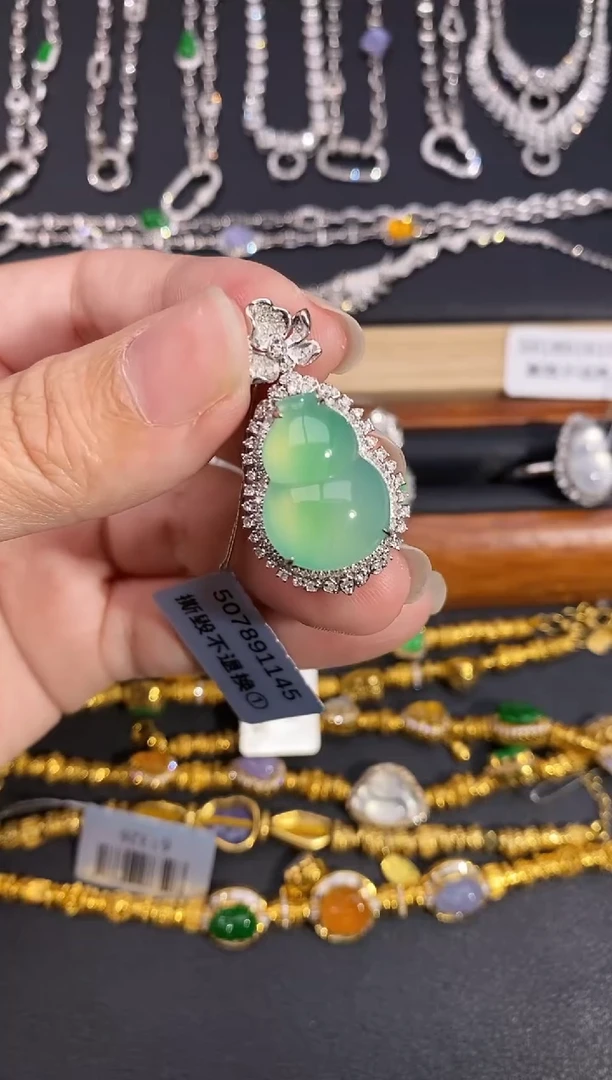 颈饰18K金镶嵌翡翠吊坠