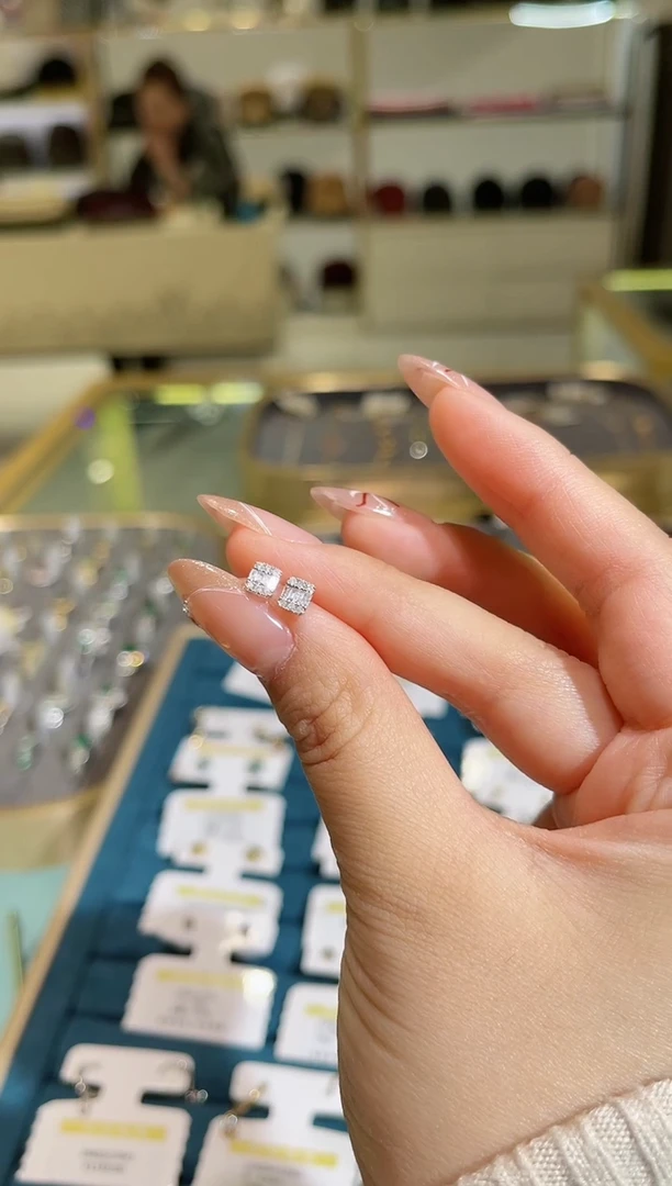 【闪购商品】钻石耳饰18K金镶嵌钻石方糖耳钉