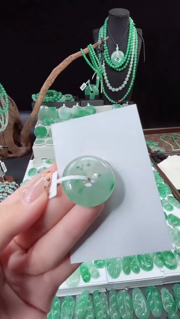 吊坠(赠链)未镶嵌石英质玉（非洲翠）27.403平安扣