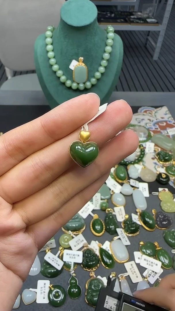 18K金镶嵌和田玉挂件1