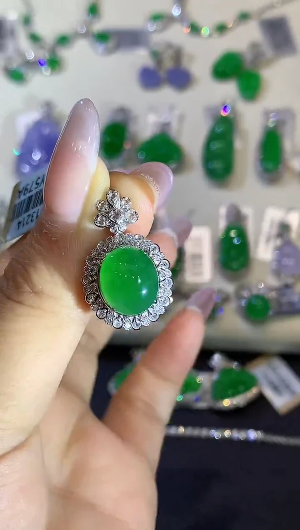 吊坠(不含链)18K金镶嵌翡翠多样性发其一