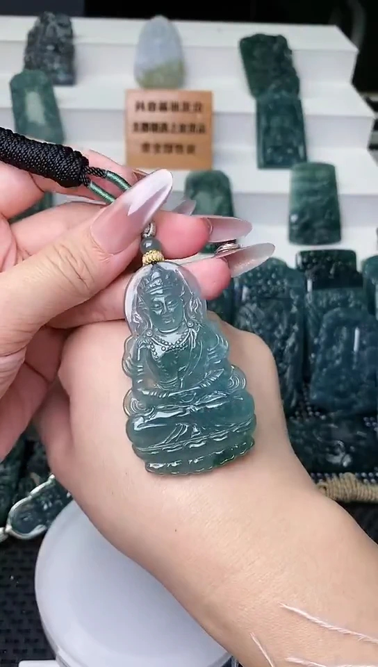 颈饰未镶嵌翡翠