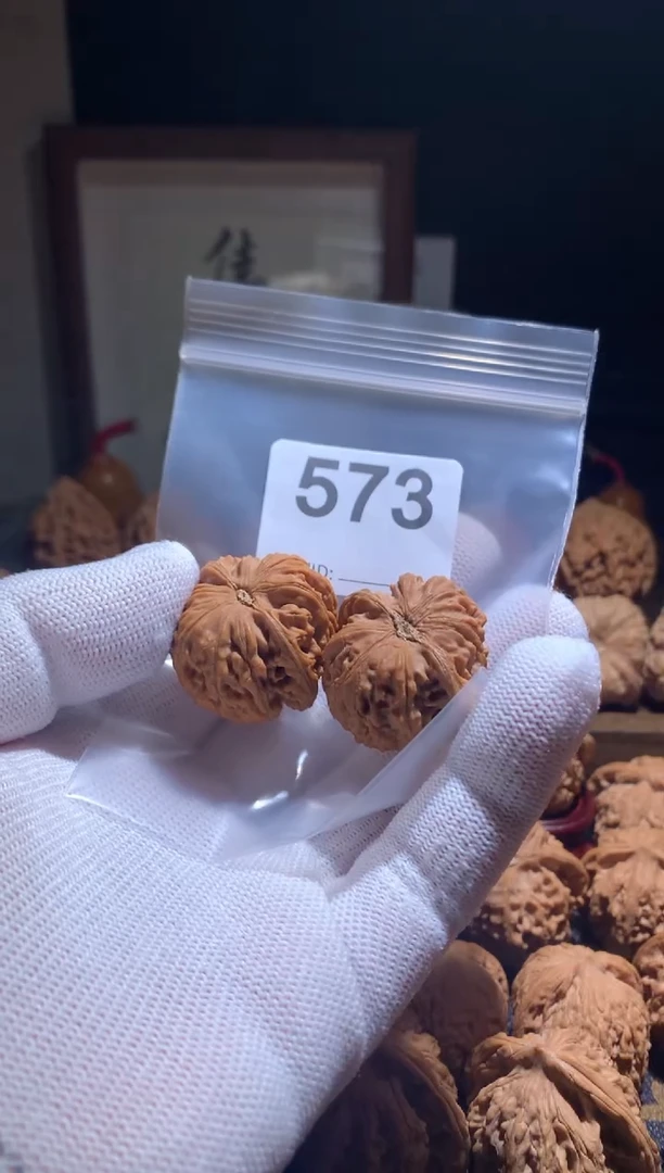 把件文玩核桃龙珠32尺磕尖别打底，影响二次销售不退不换