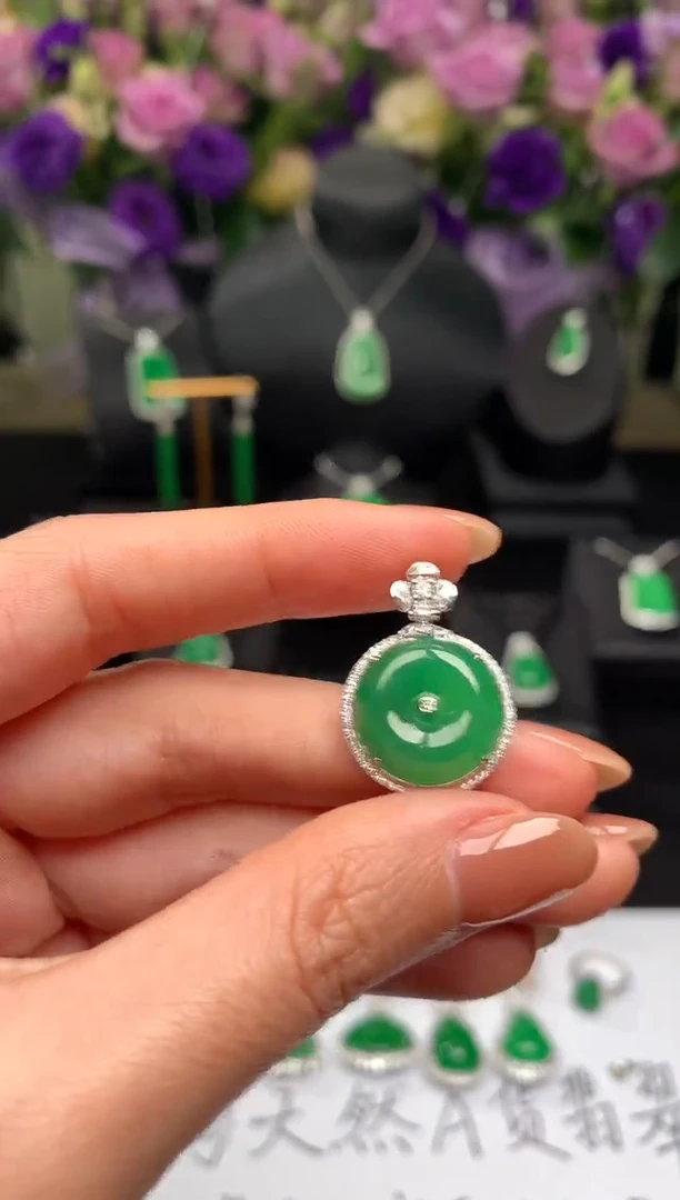 颈饰18K金镶嵌翡翠平安扣