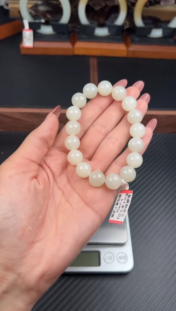手串未镶嵌和田玉黑山微色差卡12J