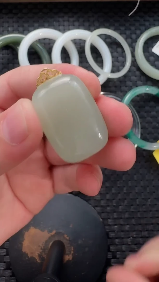 颈饰18K金镶嵌和田玉晴水无事牌