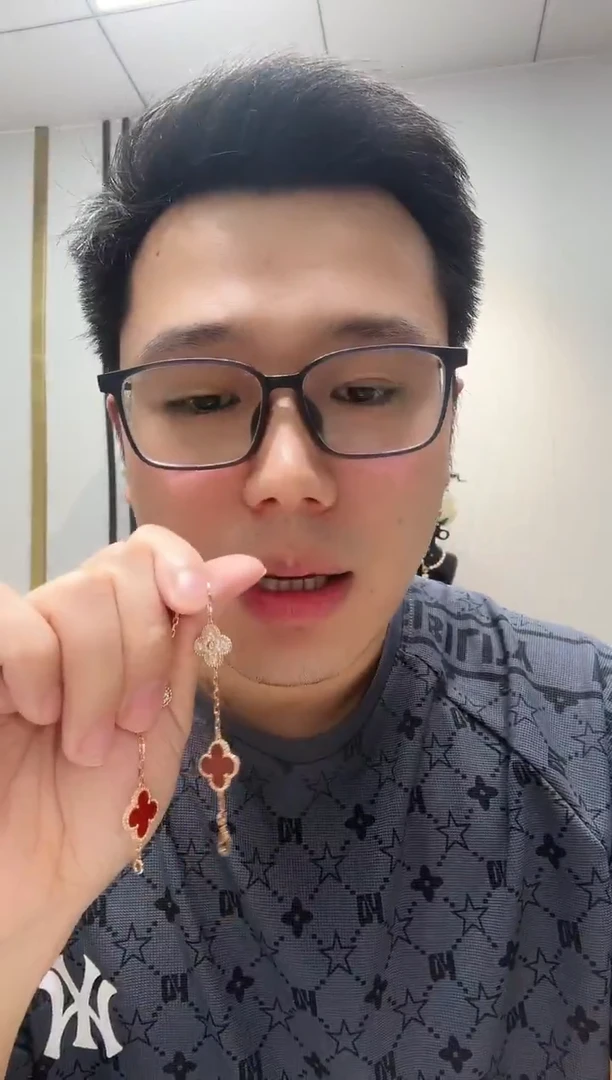 18K金镶嵌手链钻石?**?红花隔钻手链