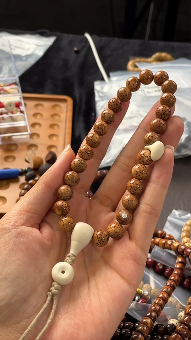 手串星月菩提精工级浅珀圆珠搭配鹿角雕刻件款10手持