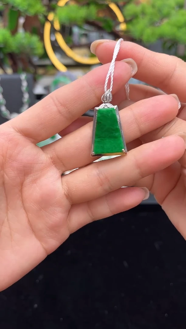 颈饰18K金镶嵌翡翠吊坠