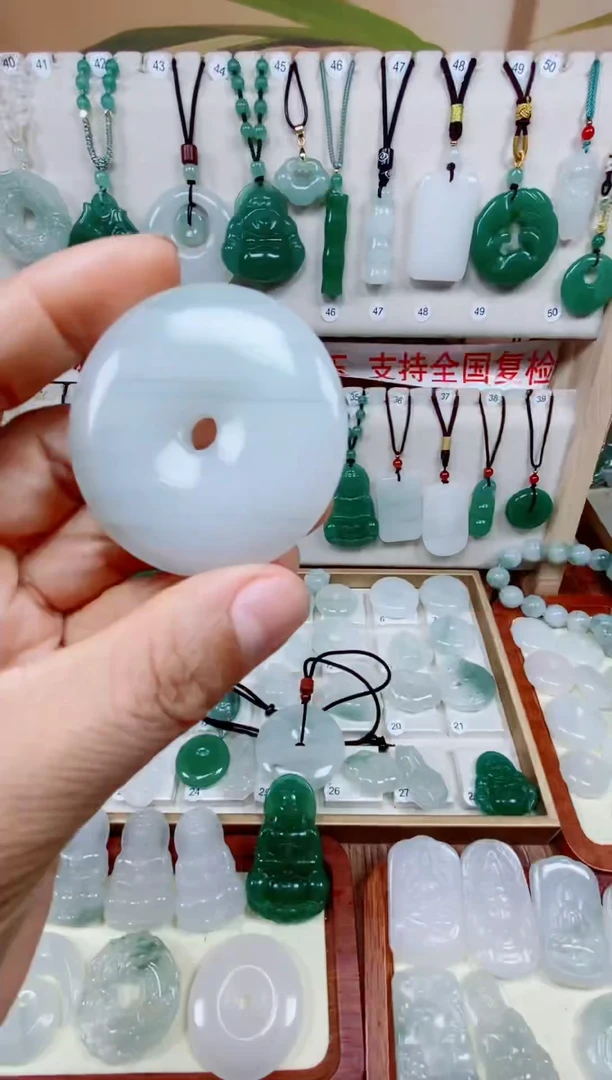 吊坠(赠链)未镶嵌石英质玉（天山翠）1