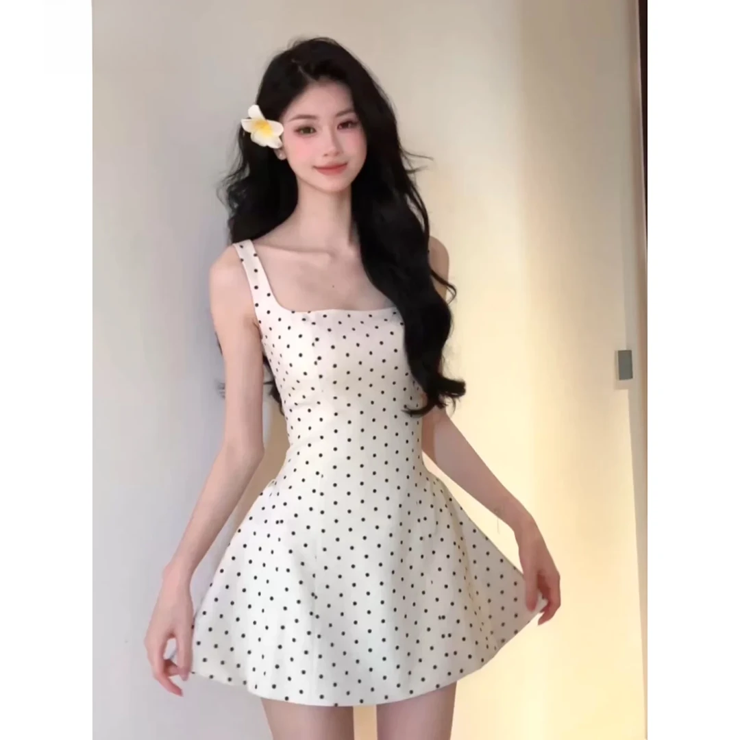 白色波点吊带连衣裙女夏天法式收腰气质a字裙子小个子出游连衣裙