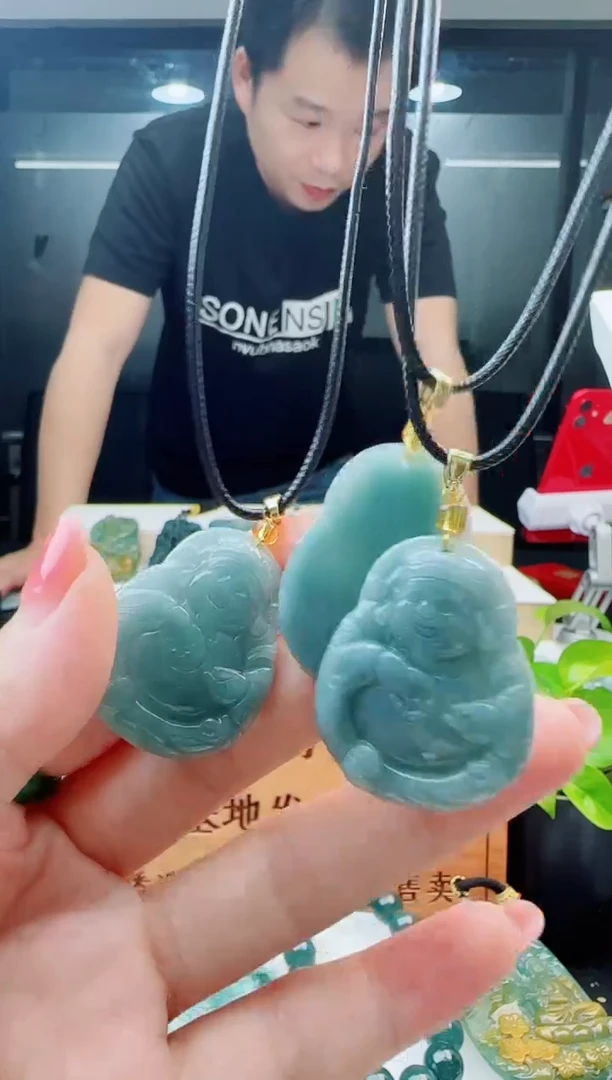 翡翠未镶嵌颈饰多样性发货其中一件