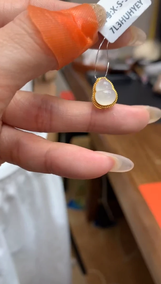 【闪购商品】翡翠颈饰18K金镶嵌葫芦