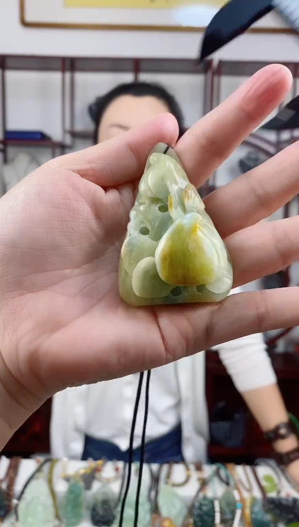 未镶嵌岫玉颈饰桃