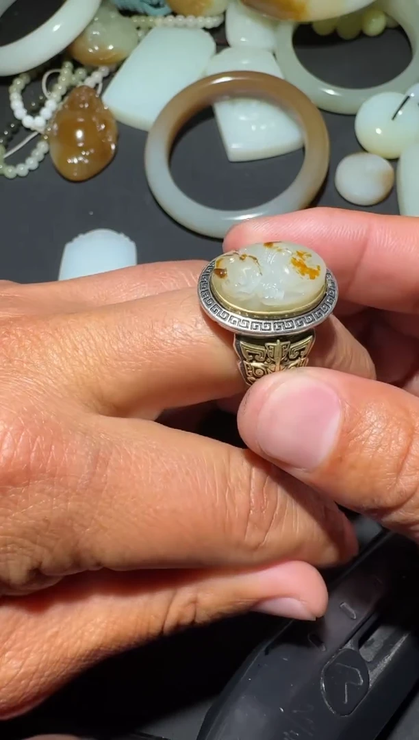 未镶嵌和田玉（糖玉）车挂和田玉