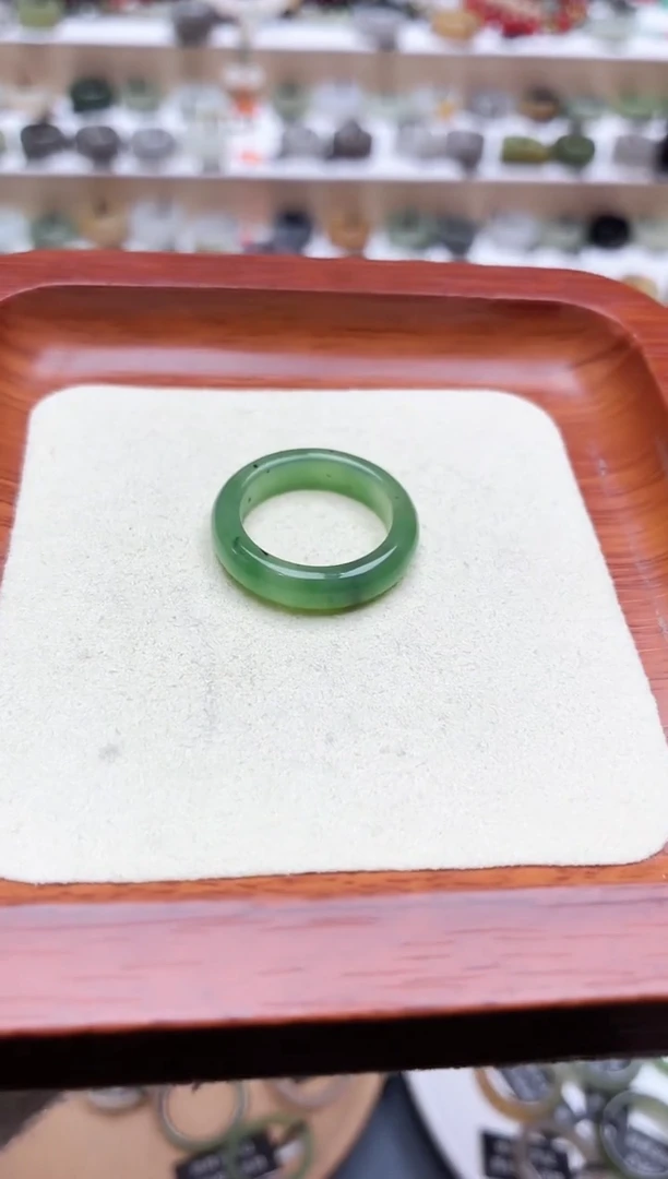 未镶嵌戒圈和田玉永****。13号