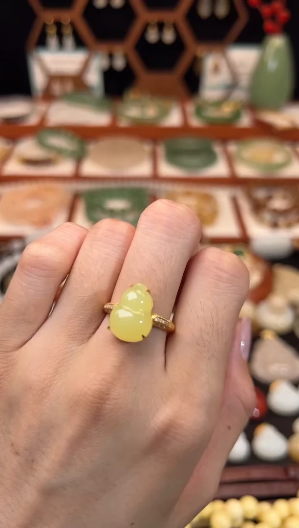 18K金镶嵌戒指和田玉精品